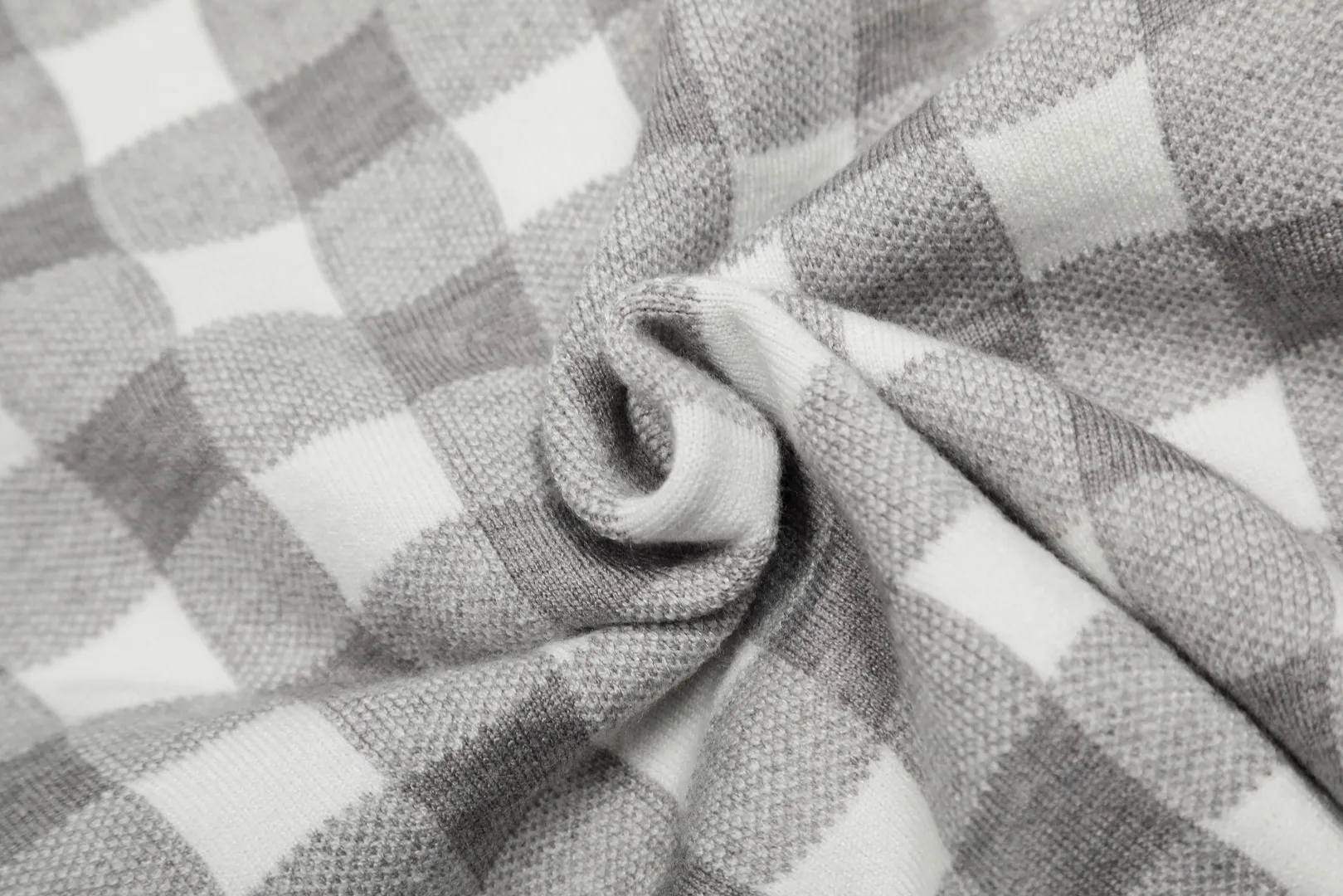 P166 💰 "Top quality" Style number: DS115# (on sale all year round) [Ralph Lauren plaid jacquard basic pony embroidered logo knitted cardigan short-sleeved] ✅Ralph Lauren all-match goddess style plain plaid knitted cardigan short-sleeved for all seasons ✅Main provider of platform live broadcast Wholesale entities ✅ZP quality 1:1 version Scan the code to enter the GF website Counter quality ✅Detailed quality The only one in Guangzhou Imported quality cotton yarn, focusing on high-end, cost-effective, good quality needless to say ✅The version restores the original version, loose, comfortable and stress-free, simple is high-end, classic is eternal, ✅The upper body is simple and easy to match, a must-have for goddess ootd. Good-looking clothes are never picky. A must-have in the goddess' wardrobe. Size: S-L Color: Navy Gray Yellow Pink Light Blue Red